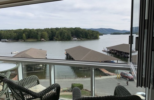 Huddleston Condominio | Beautiful condo lakefront beautiful views, relaxing times what else do you need?