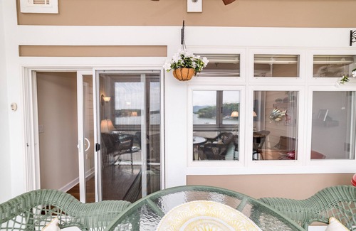 Huddleston Condominio | Beautiful condo lakefront beautiful views, relaxing times what else do you need?