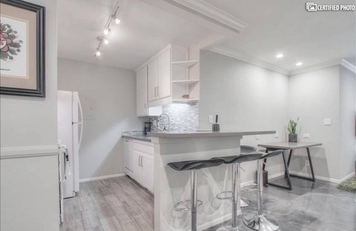 Los Angeles Condominio | Hermoso condominio cerca de la playa, vida nocturna, LMU, LAX y Silicon Beach.