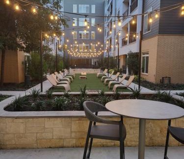 Downtown San Antonio Apartamento | Beautiful Condo on Riverwalk w King Ste Free Parking Pet friendly centrally Located on the Riverwalk