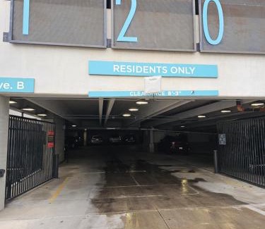 Downtown San Antonio Apartamento | Beautiful Condo on Riverwalk w King Ste Free Parking Pet friendly centrally Located on the Riverwalk