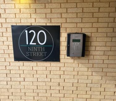 Downtown San Antonio Apartamento | Beautiful Condo on Riverwalk w King Ste Free Parking Pet friendly centrally Located on the Riverwalk