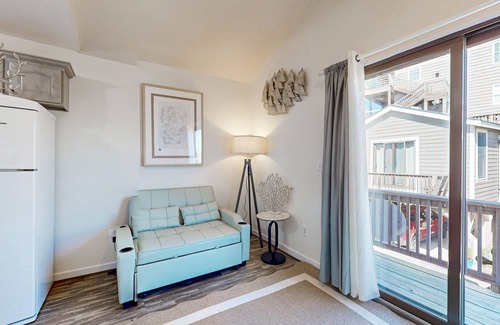 Hatteras Condominio | Beautiful Condo w/ Central AC, Ocean View, Shared Pool, & Free WiFi