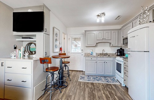 Hatteras Condominio | Beautiful Condo w/ Central AC, Ocean View, Shared Pool, & Free WiFi