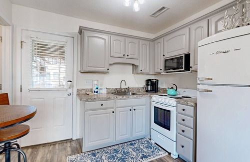 Hatteras Condominio | Beautiful Condo w/ Central AC, Ocean View, Shared Pool, & Free WiFi