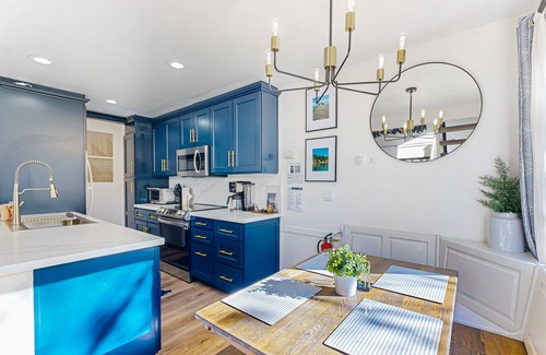 Kings Beach Condominio | Beautiful condo with modern appliances, two decks, and shared pool