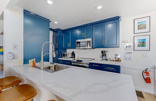 Kings Beach Condominio | Beautiful condo with modern appliances, two decks, and shared pool