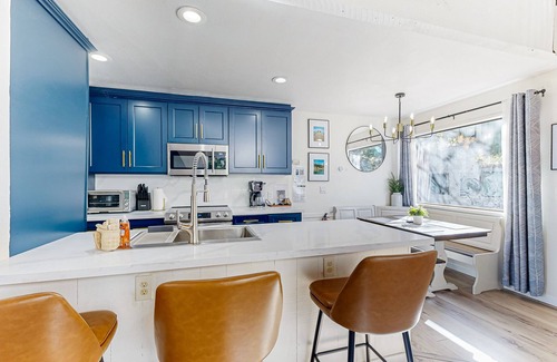 Kings Beach Condominio | Beautiful condo with modern appliances, two decks, and shared pool
