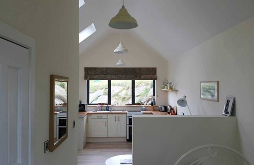 Dunquin Apartamento | Beautiful Contemporary, Sea-view Studio Apartment in Dunquin.
