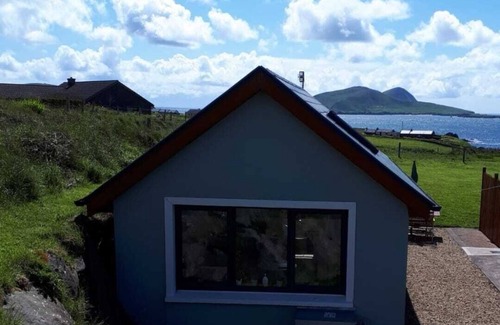 Dunquin Apartamento | Beautiful Contemporary, Sea-view Studio Apartment in Dunquin.