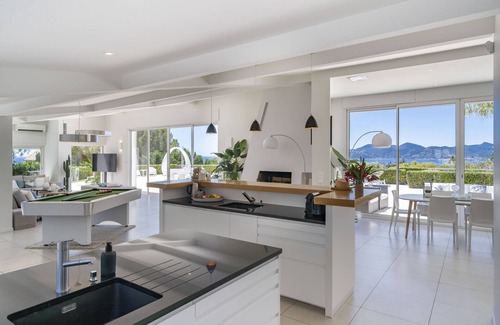 La Croix des Gardes Villa | Hermosa villa de estilo moderno con vistas panorámicas al mar