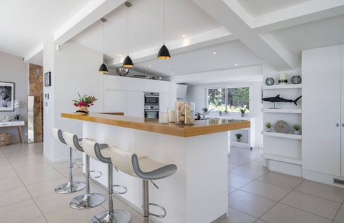 La Croix des Gardes Villa | Hermosa villa de estilo moderno con vistas panorámicas al mar