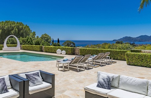 La Croix des Gardes Villa | Hermosa villa de estilo moderno con vistas panorámicas al mar