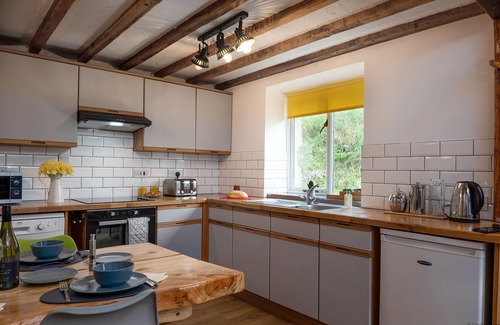Bryn-crug Casa | Beautiful Converted Barn. Dogs welcome. Dog play field. Walk to local pub.