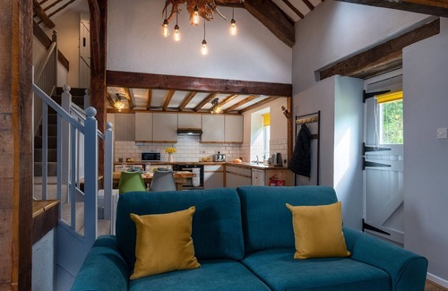 Bryn-crug Casa | Beautiful Converted Barn. Dogs welcome. Dog play field. Walk to local pub.