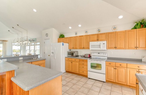 Currituck County Casa | Beautiful Corolla home with a pool and a hot tub just a short walk to the beach!