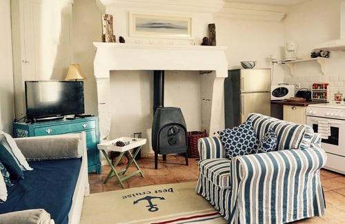 Echallat Cabaña | Hermosa casa de campo **** en una aldea rural, jardín privado, piscina climatizada.