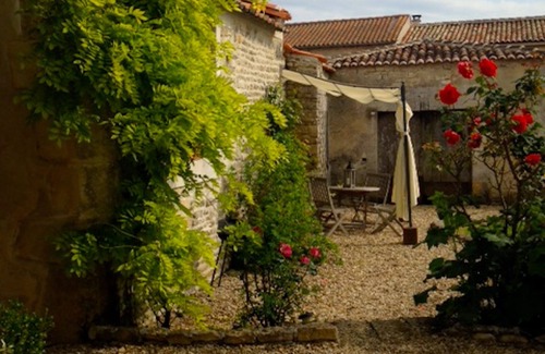 Echallat Cabaña | Hermosa casa de campo **** en una aldea rural, jardín privado, piscina climatizada.