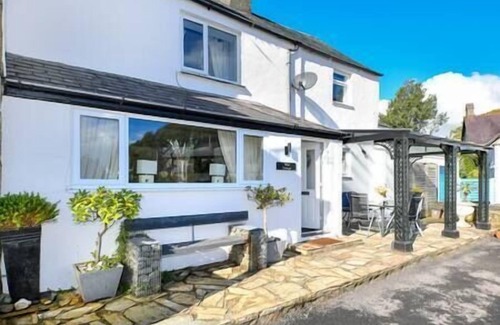 Llanbedrog Casa | Beautiful cottage a stones throw from the beach.