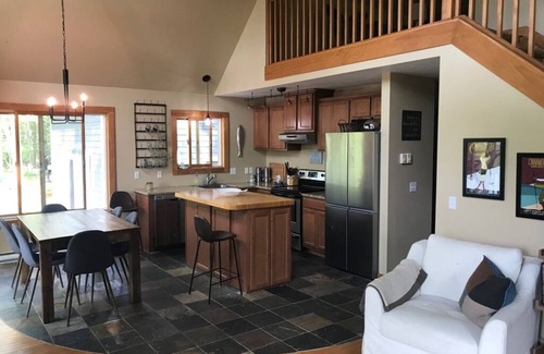 Irons Cabaña | Hermosa casa de campo en el lago privado cercano a Manistee