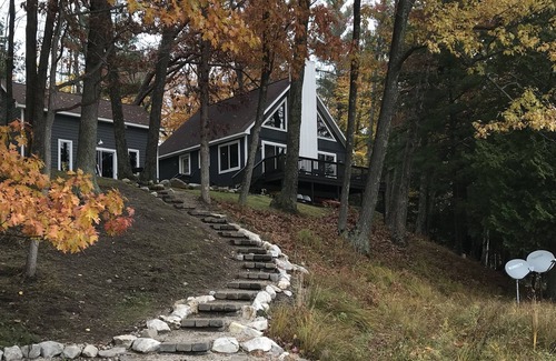 Irons Cabaña | Hermosa casa de campo en el lago privado cercano a Manistee