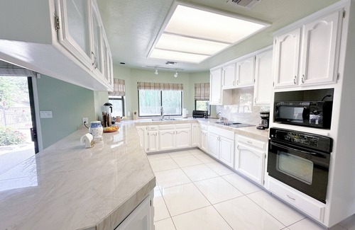 Bakersfield Casa | Beautiful Country Club Pool Home, Fenced Yard, Pets and children Welcome!