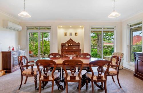 New Norfolk Casa | Beautiful country home in the Derwent Valley
