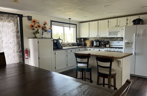 Custer Casa | Beautiful, Countryside, 6 Bdrm Next to Custer State Park with Air Conditioning