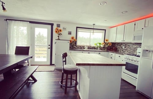 Custer Casa | Beautiful, Countryside, 6 Bdrm Next to Custer State Park with Air Conditioning
