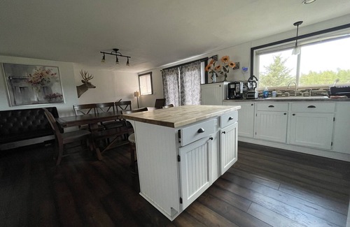 Custer Casa | Beautiful, Countryside, 6 Bdrm Next to Custer State Park with Air Conditioning