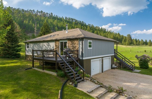 Custer Casa | Beautiful Countryside with Forest Service Border. Next to Custer State Park