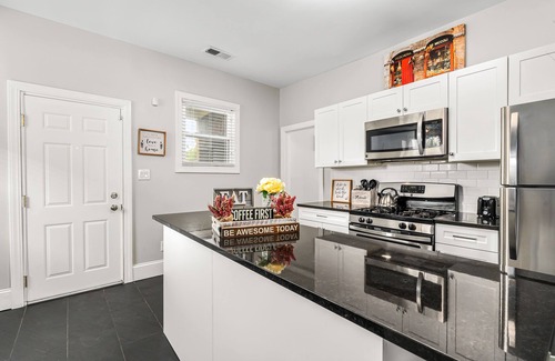Detroit Casa | Beautiful cozy 2bedroom getaway minutes away from the heart of Downtown Detroit!