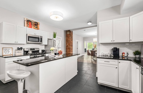Detroit Casa | Beautiful cozy 2bedroom getaway minutes away from the heart of Downtown Detroit!