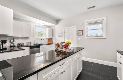 Detroit Casa | Beautiful cozy 2bedroom getaway minutes away from the heart of Downtown Detroit!