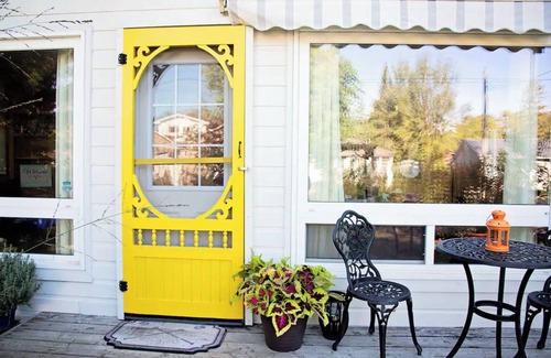Wasaga Beach Cabaña | Beautiful cozy cottage, few steps to a sandy semi-private beach,