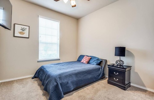 Houston Casa | Beautiful cozy home in a lovely neighborhood!