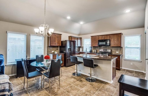 Houston Casa | Beautiful cozy home in a lovely neighborhood!