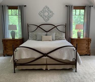 Henderson Casa | Beautiful Custom-built, Lodge-like Kerr Lake Home, non-smoking