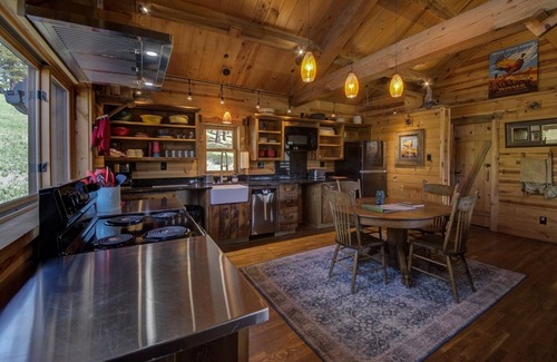 Colonial Pine Hills Cabina | Hermosa Madera Custom Cabin Capítulo en Hermosa Spring Creek Canyon!