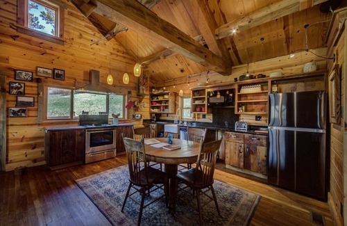 Colonial Pine Hills Cabina | Hermosa Madera Custom Cabin Capítulo en Hermosa Spring Creek Canyon!
