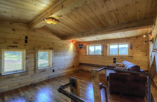 Colonial Pine Hills Cabina | Hermosa Madera Custom Cabin Capítulo en Hermosa Spring Creek Canyon!