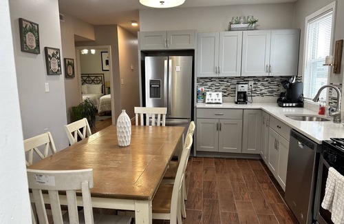 Meeting House Hill Condominio | Beautiful decor 3rd FL condo walk to MBTA and mins to Downtown Boston