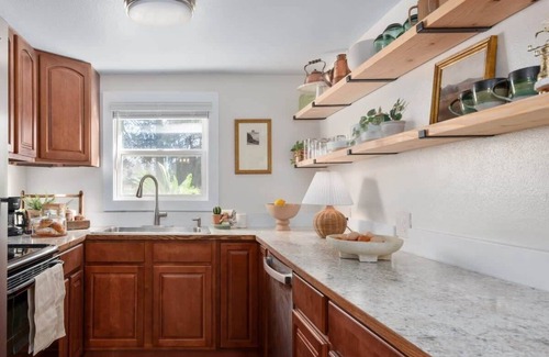 North Spokane Casa | Beautiful Designer Cottage - 2 Min to Campus