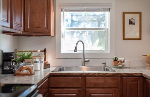North Spokane Casa | Beautiful Designer Cottage - 2 Min to Campus