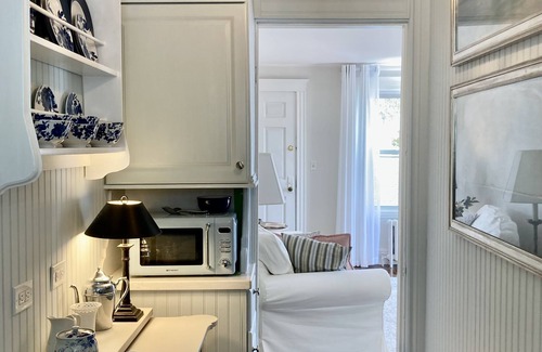 Quincy Apartamento | Beautiful Designer Curated Apartment mins walk to Beach & Subway