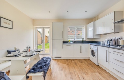 Upton Casa | Beautiful Detached House | Free Parking | SmartTVs