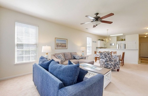 Sunset Beach Condominio | Beautiful dog-friendly coastal home close to beach, AC, and shared pool.
