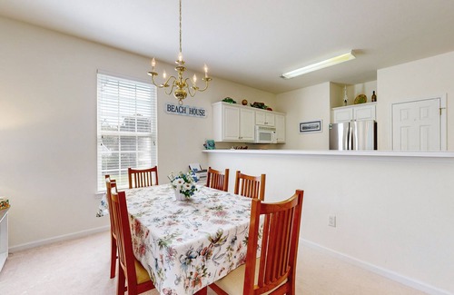 Sunset Beach Condominio | Beautiful dog-friendly coastal home close to beach, AC, and shared pool.