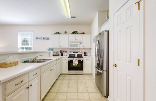 Sunset Beach Condominio | Beautiful dog-friendly coastal home close to beach, AC, and shared pool.
