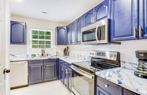 Savannah Casa | Beautiful & dog-friendly duplex with patio, WiFi & central AC